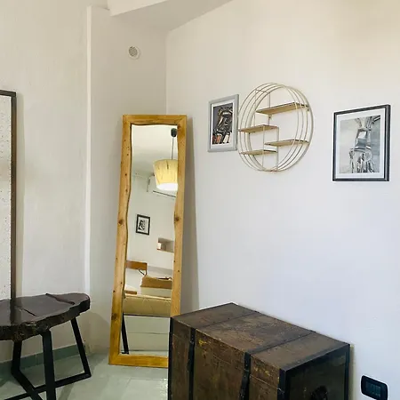 Hotel Black Market Isquia