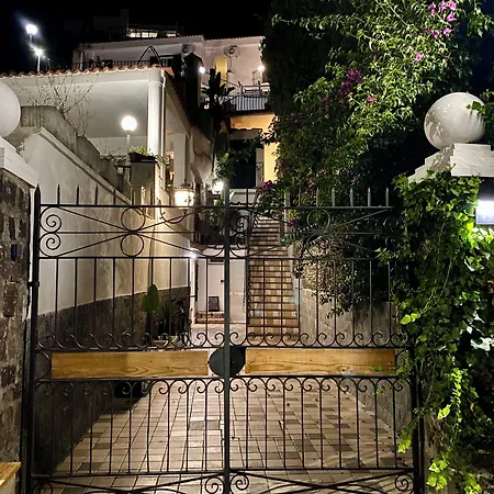 Black Market Hotel Isquia