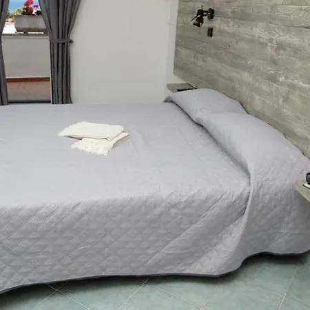 Black Market Hotel Ísquia